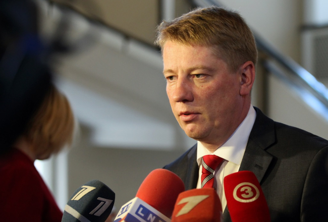 Satiksmes ministrs Anrijs Matīss pēc valdības lēmuma atbild uz žurnālistu jautājumiem. Foto: Edijs Pālens, LETA