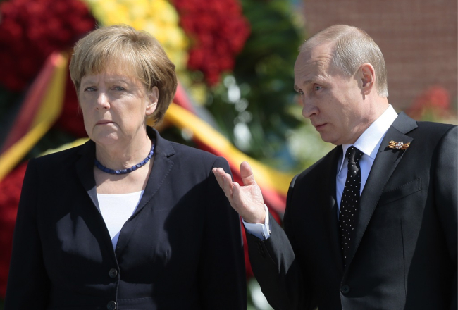 Vācijas kanclere Angela Merkele (no kreisās) Maskavā tikšanās laikā ar Vladimiru Putinu. Foto: ITAR-TASS/LETA