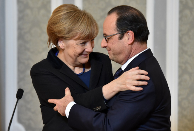 Angela Merkele un Fransuā Olands pēc sarunu nakts preses konferencē. Foto: AFP/LETA