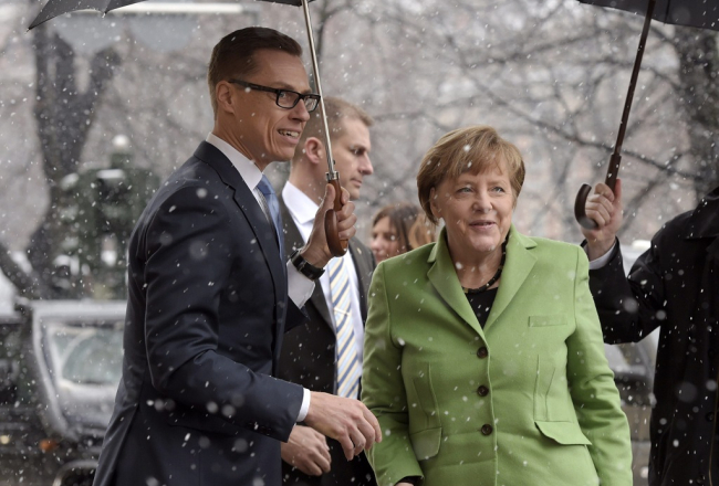 Somijas premjerministrs Aleksandrs Stubs (no kreisās) un Vācijas kanclere Angela Merkele. Foto: AFP/LETA