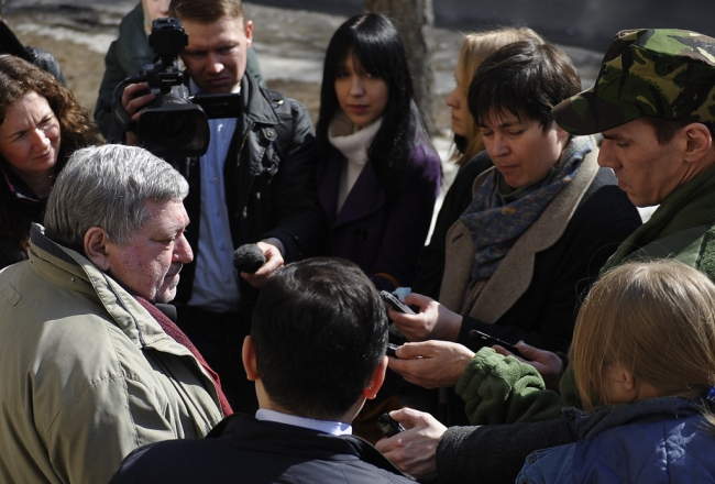 Atlaistais Novosibirskas operas teātra direktors Boriss Mezdričs (no kreisās) atbild uz žurnālistu jautājumiem. Foto: ITAR-TASS/LETA