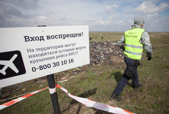 Vēl šogad aprīlī starptautiska izmeklētāju komanda ieradās Ukrainā lidmašīnas katastrofas vietā meklēt upuru atliekas. Uzraksts katastrofas vietā brīdina, ka te varētu būt mirušu cilvēku paliekas. Foto: ITAR-TASS/LETA
