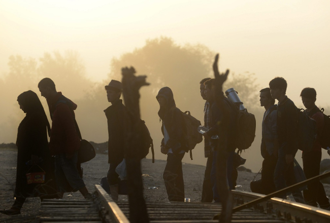 Migranti šķērso Grieķijas un Maķedonijas robežu. Foto: EPA/LETA