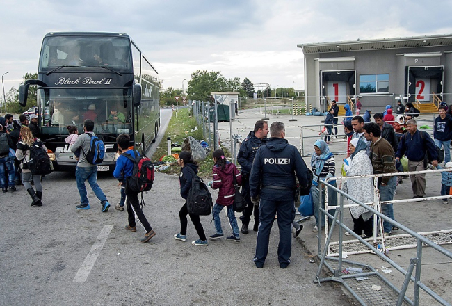 Sīrijas migranti uz Ungārijas - Austrijas robežas Nikelsdorfā Austrijā. Foto: AFP/LETA