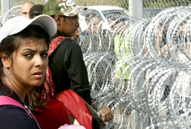 Migranti un bēgļi pie slēgtās Serbijas-Ungārijas robežas. Foto: EPA/LETA