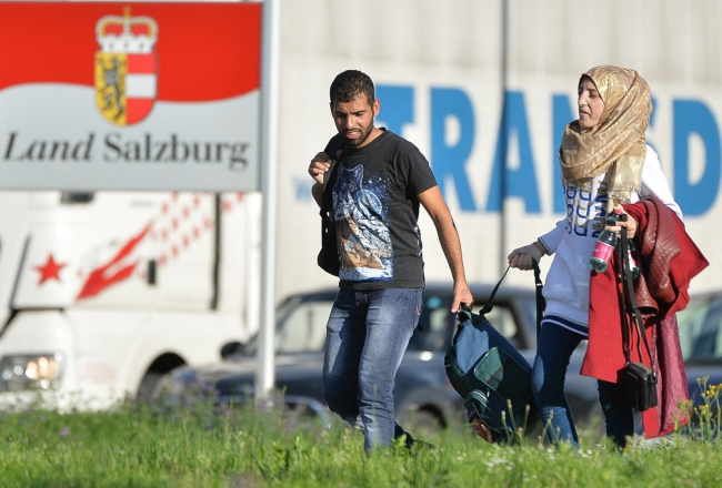 Migranti pie Zalcburgas Austrijā. Foto: EPA/LETA