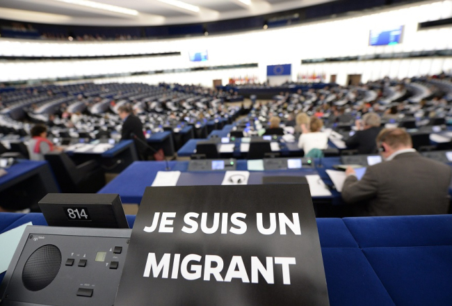 Eiropas Parlamentā uzraksts: "Esmu migrants." Foto: EPA/LETA