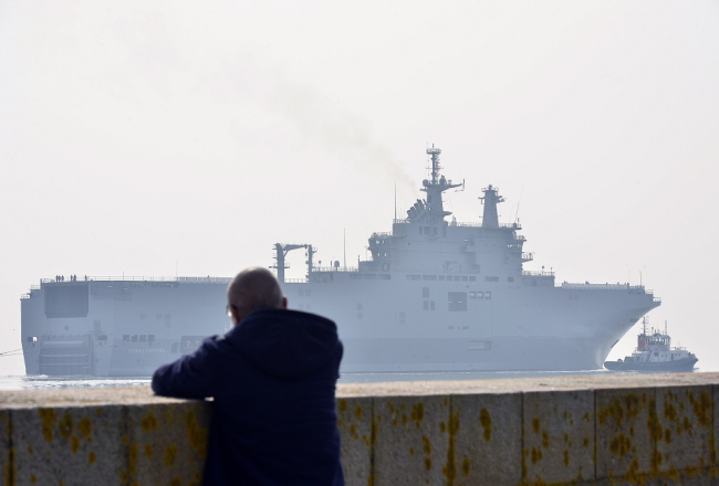 "Mistral" klases karakuģis "Sevastopol" Francijas ostas pilsētas Sentnazāras ūdeņos. Foto: AFP/LETA