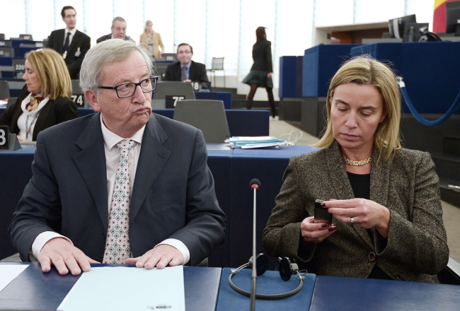 Federika Mogerīni (pa labi) un EK prezidents Žans Klods Junkers. Foto: AFP/LETA