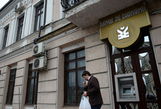 Moldovas "Banca de Economii", kuras bijušais padomes priekšsēdētājs ir Ilans Šors - tagad vainots bankas naudas izzagšanā. Foto: AFP/LETA