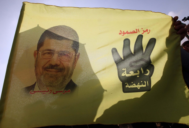 Muhameda Mursi portrets uz karoga. Foto: EPA/LETA