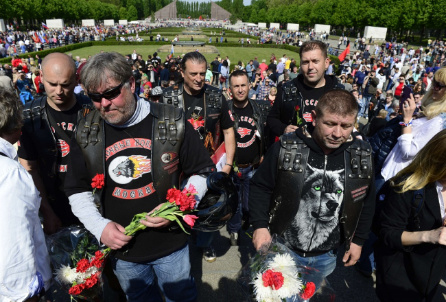 Putinu atbalstošie motociklisti "Nakts vilki" Berlīnes Treptova parkā šogad 9.maijā. Foto: AFP/LETA