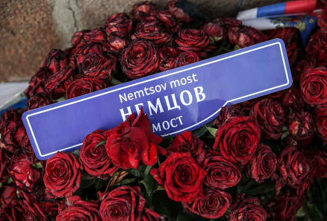 Ņemcova tilts - vēsta uzraksts uz plāksnītes, kuru tā arī nav izdevies novietot politiķa Borisa Ņemcova slepkavības vietā. Foto: ITAR-TASS/LETA