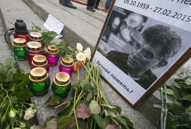 Borisa Ņemcova piemiņai Kijevas Neatkarības laukumā sveces un ziedi. Foto: EPA/LETA