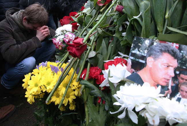 Ziedu kalns uz Maskavas upes tilta vietā, kur nogalināja politiķi Borisu Ņemcovu. Foto: ITAR-TASS/LETA