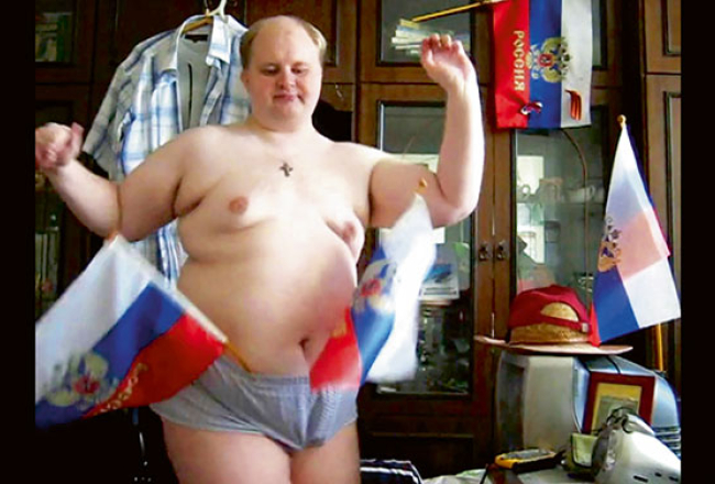 Filmas Muļķiem vietas nav pamatā ir krieva Sergija Astahova pašfilmēta videobloga epizodes — nenosakāma vecuma vīrietis ir gejs, taču tik ļoti pārņemts ar putinisko patriotismu un pareizticību, ka «brīvprātīgi piespiedu kārtā» dodas uz psihiatrisko slimnīcu, lai no šīs «slimības» ārstētos