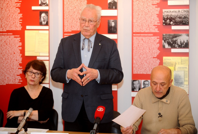 Eiropas Parlamenta deputāte, Okupācijas muzeja biedrības biedre Sandra Kalniete (no kreisās), Okupācijas muzeja biedrības valdes priekšsēdis Valters Nollendorfs un biedrības valdes loceklis Rihards Pētersons piedalās preses konferencē Latvijas Okupācijas muzejā, kurā aizstāv muzeja paplašināšanas ieceri. Foto: Ieva Lūka, LETA