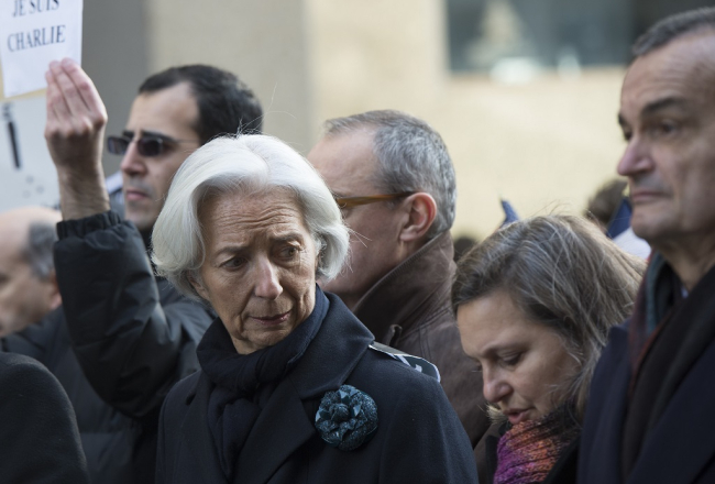 Viktorija Nūlande (otrā no labās) un Starptautiskā Valūtas fonda vadītāja Kristīne Lagarda "Charlie Hebdo" atbalsta akcijā. Foto: AFP/LETA