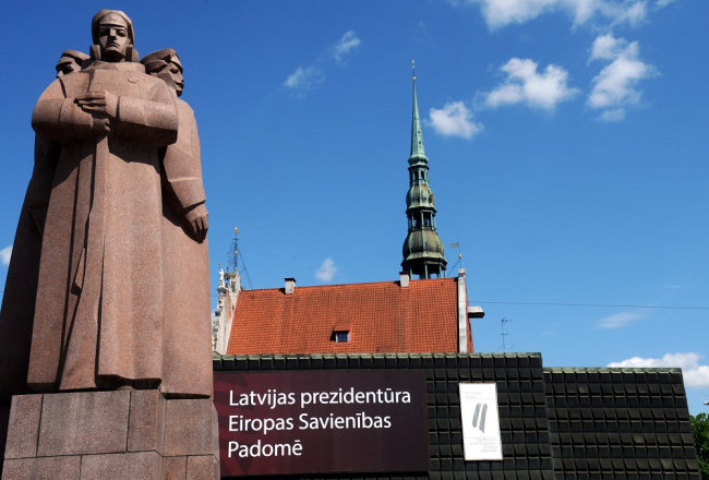 Strēlnieku laukums un Okupācijas muzeja ēka. Foto: Edijs Pālens, LETA
