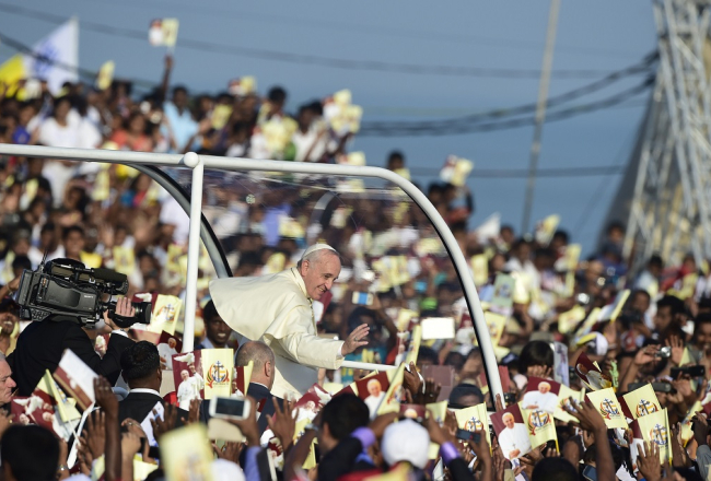 Pāvests Francisks sveicinās ar filipīniešiem. Foto: AFP/LETA