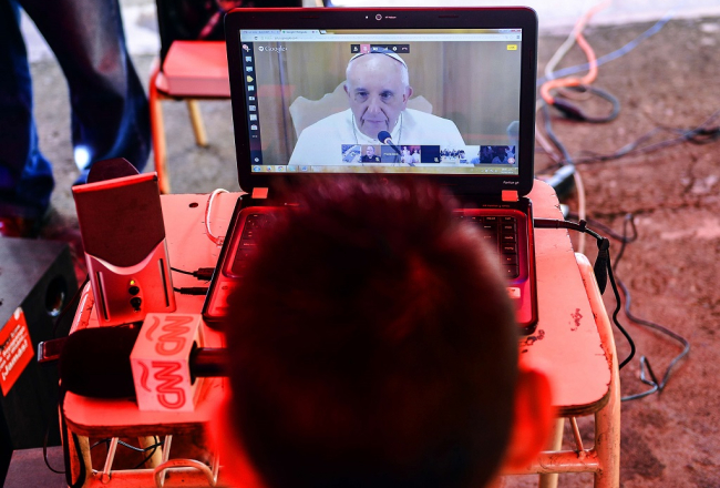 Pāvesta Franciska runu klausās internetā. Foto: AFP/LETA