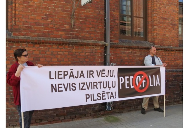 Protestētāji pie Liepājas tiesas. Foto no portāla "Liepajniekiem.lv"