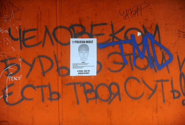 Policijas meklētā Imantas pedofila portrets tika izlīmēts ielās. Foto: Ieva Lūka, LETA