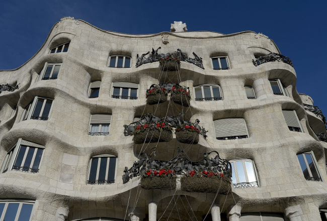 Slavenā Spānijas arhitekta Antonija Gaudi ēka "Pedrera" Barselonas centrā. Foto: AFP/LETA