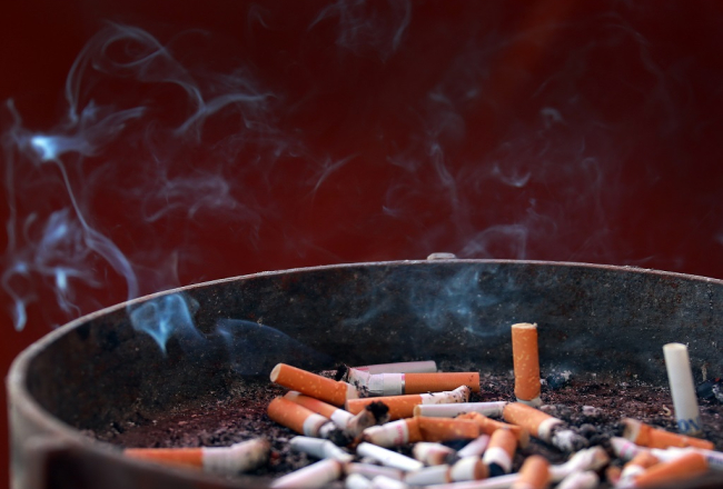 Cigarešu izsmēķi pelnutraukā. Foto: ITAR-TASS/LETA