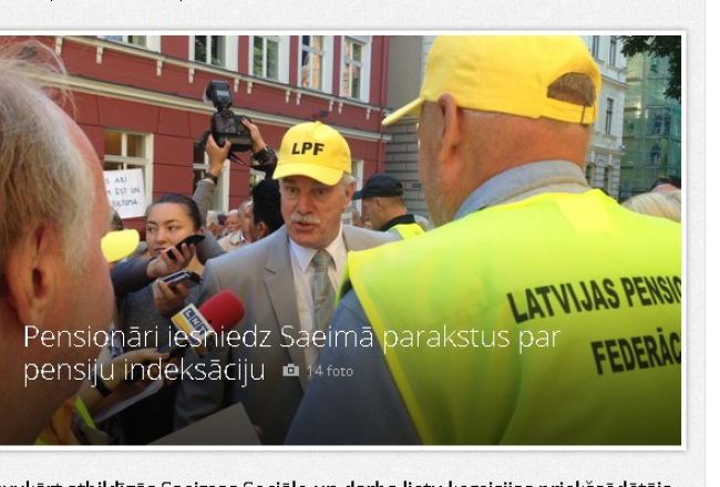 Pensionāru piketā pie Saeimas. Ekrāna stopkadrs no lsm.lv.