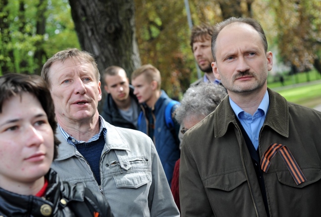 Partijas "Latvijas Krievu savienība" līdzpriekšsēdētājs Miroslavs Mitrofanovs (no labās) un Jurijs Petropavlovskis pirms gada 8.maijā piedalās Latvijas Krievu savienības rīkotajā mītiņā "pret politisko un militāro teroru Ukrainā" iepretim Ukrainas vēstniecībai. Foto: Ieva Lūka, LETA