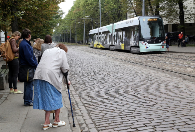 Rīgas sabiedriskā transporta pieturvieta. Foto: Evija Trifanova, LETA