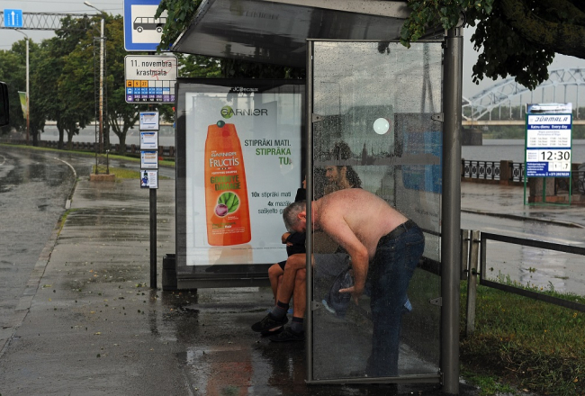 Pieturvietās Rīgā reklāmas izvietošana joprojām Rīgas domes valdošos atbalstošajai "JCDecaux Latvija". Foto: Edijs Pālens, LETA