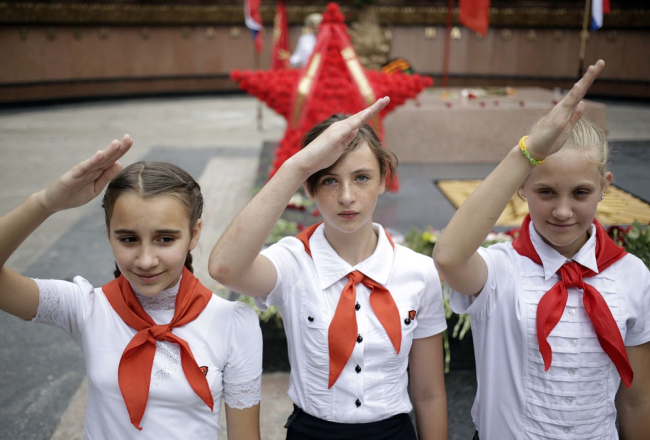 Krievijas okupētajā Simferopolē atdzimts padomju laiku tradīcijas - mazās pionieres. Foto: AFP/LETA