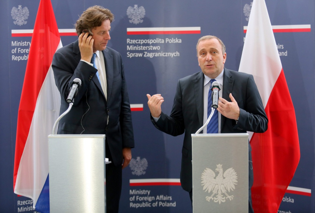 Polijas ārlietu ministrs Gžegožs Shetina (pa labi) un Nīderlandes ārlietu resora vadītājs Berts Kunders preses konferencē. Foto: EPA/LETA