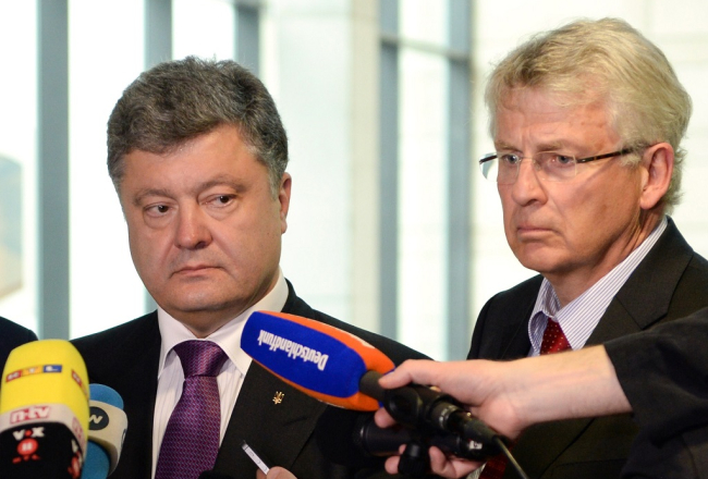 Ukrainas prezidents Petro Porošenko (pa kreisi) un Vācijas Bundestāga deputāts Karls Georgs Velmans pērngada maijā preses konferencē par Ukrainas vēlēšanām. Foto: AFP/LETA
