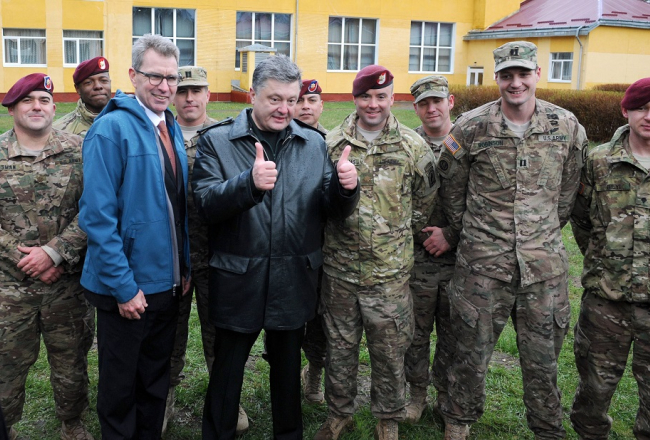 Ukrainas prezidents Petro Porošenko (centrā) un ASV vēstnieks Ukrainā Džefrijs Paijets (trešais no kreisās) tikšanās laikā Ļvovā ar amerikāņu karavīriem. Foto: AFP/LETA