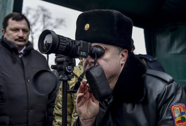 Ukrainas prezidents Petro Porošenko armijas mācību bāzē. Foto: EPA/LETA