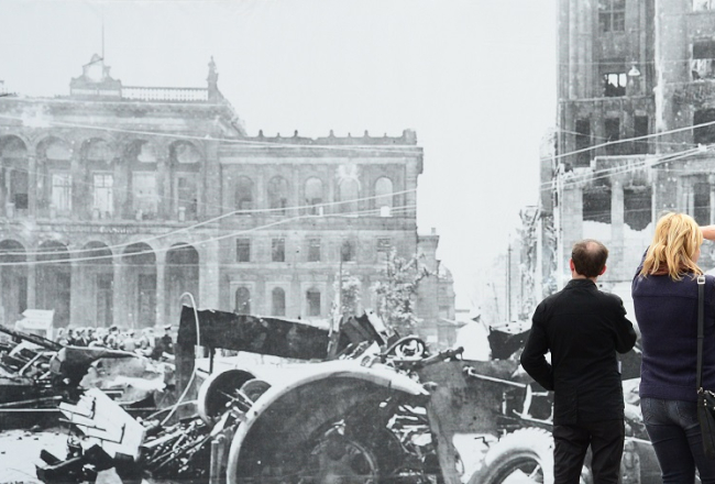 "Ikdienas dzīve starp karu un mieru" - lielformāta fotogrāfijas no Otrajā pasaules karā sagrautā Potsdamas laukuma Berlīnē tagad izstādītas brīvdabā. Foto: AFP/LETA
