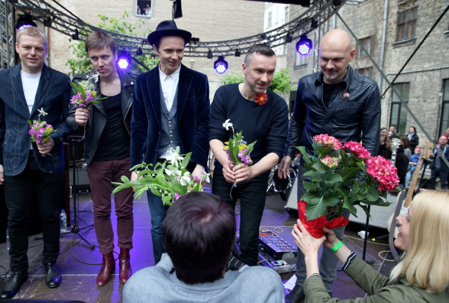 Grupas "Prāta vētra" albuma "7 soļi svaiga gaisa" prezentācija Jaunā Rīgas teātra pagalmā. Renārs Kaupers centrā. Foto: Ieva Čīka, LETA