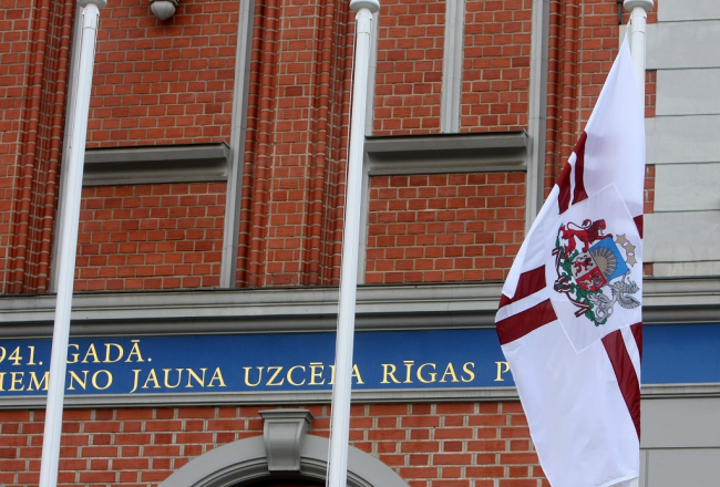 Valsts prezidenta standarts pie Melngalvju nama. Foto: Edijs Pālens, LETA