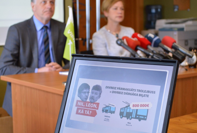 Rīgas domes "Vienotības" frakcijas deputāti Olafs Pulks un Sarmīte Ēlerte piedalās preses konferencē, kas veltīta Rīgas domes ārkārtas sēdes sasaukšanai, lai lemtu par domes Satiksmes departamenta direktora Vitālija Reinbaha atbrīvošanu no amata. Foto: Elvis Dāgs Vīgants, LETA