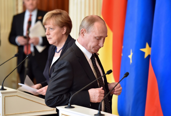 Krievijas prezidents Vladimirs Putins un Vācijas kanclere Angela Merkele kopīgajā preses konferencē. Foto: AFP/LETA