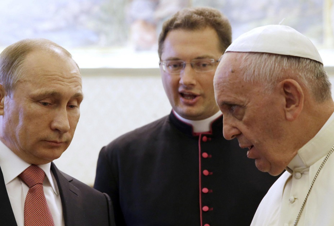 Krievijas prezidents Vladimirs Putins (no kreisās) sarunā ar pāvestu Francisku. Foto: EPA/LETA
