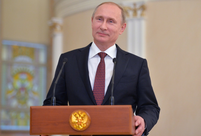 Krievijas prezidents Vladimirs Putins Minskā preses konferencē nespēj apspiest smaidu. Foto: ITAR-TASS/LETA