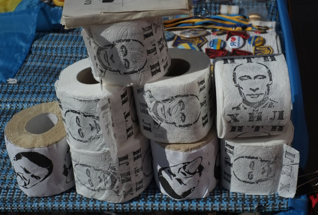 Krievijas prezidenta Vladimira Putina portretu ukraiņi jau kopš Maidana ir novietojuši uz, viņuprāt, tam pienācīga papīra - tualetes papīra. Foto: AFP/LETA