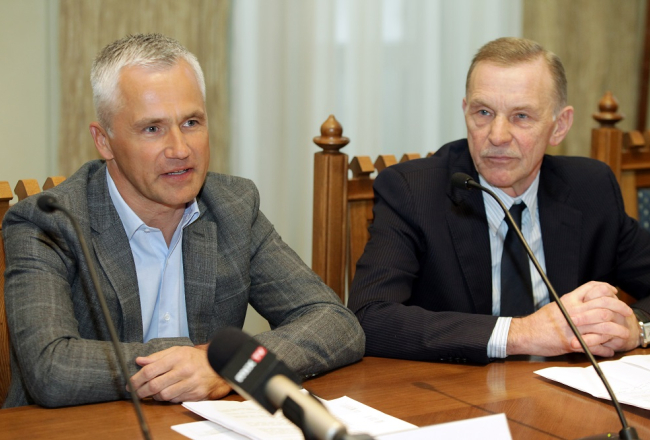Būvuzņēmuma "RE&RE" vadītāji Ainārs Pauniņš (no kreisās) un Didzis Putniņš piedalās preses konferencē. Vēl pirms Zolitūdes lielveikala sabrukšanas. Foto: Ieva Čīka, LETA