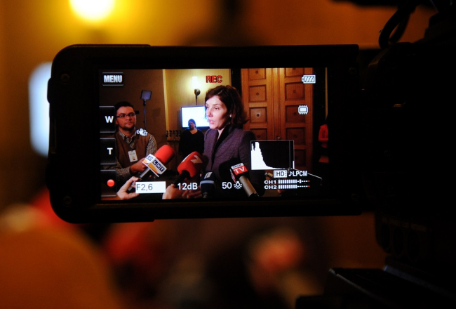 Ekonomikas ministre Dana Reizniece-Ozola (ZZS) pēc valdības sēdes, kurā lēma par nepiedalīšanos "Expo", atbild uz žurnālistu jautājumiem. Foto: Edijs Pālens, LETA