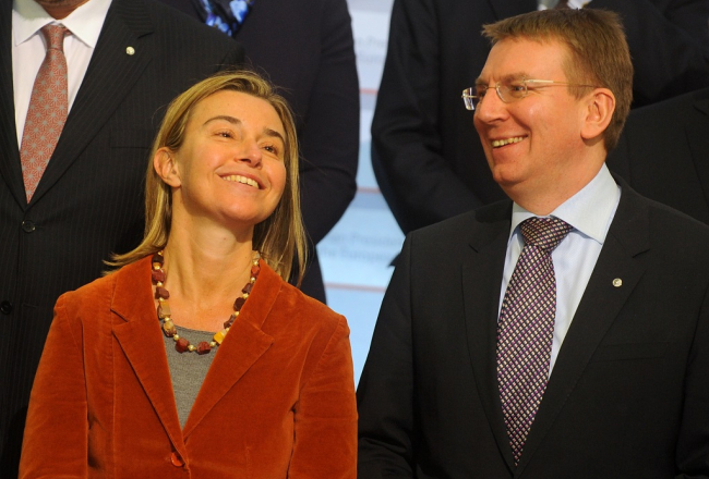 Eiropas Savienības Augstās pārstāve ārlietās un drošības politikas jautājumos un Eiropas Komisijas viceprezidente Federika Mogerīni un ārlietu ministrs Edgars Rinkēvičs pirms Latvijas valdības un Eiropas Komisijas komisāru kopīgās fotografēšanās Latvijas Nacionālajā bibliotēkā. Foto: Ieva Lūka, LETA
