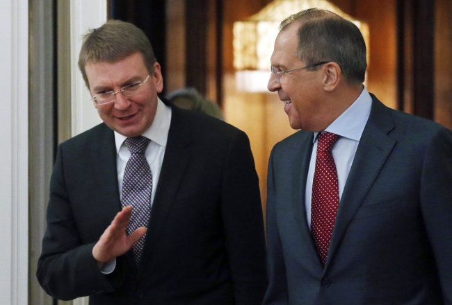 Latvijas ārlietu ministrs Edgars Rinkēvičs (no kreisās) tikšanās laikā ar Krievijas ārlietu ministru Sergeju Lavrovu. Foto: EPA/LETA